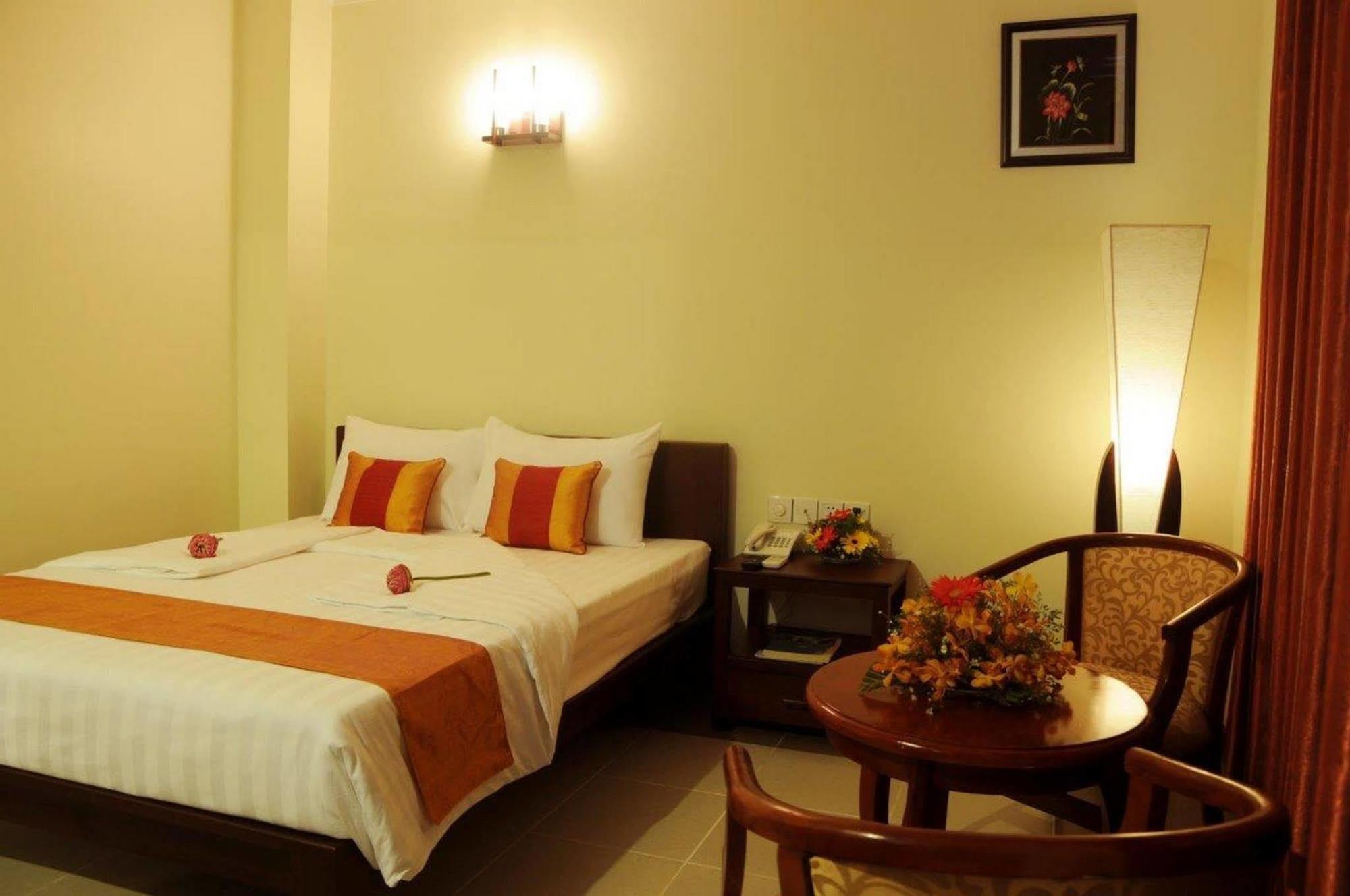 V N E Hotel Phnom Pen Exterior foto