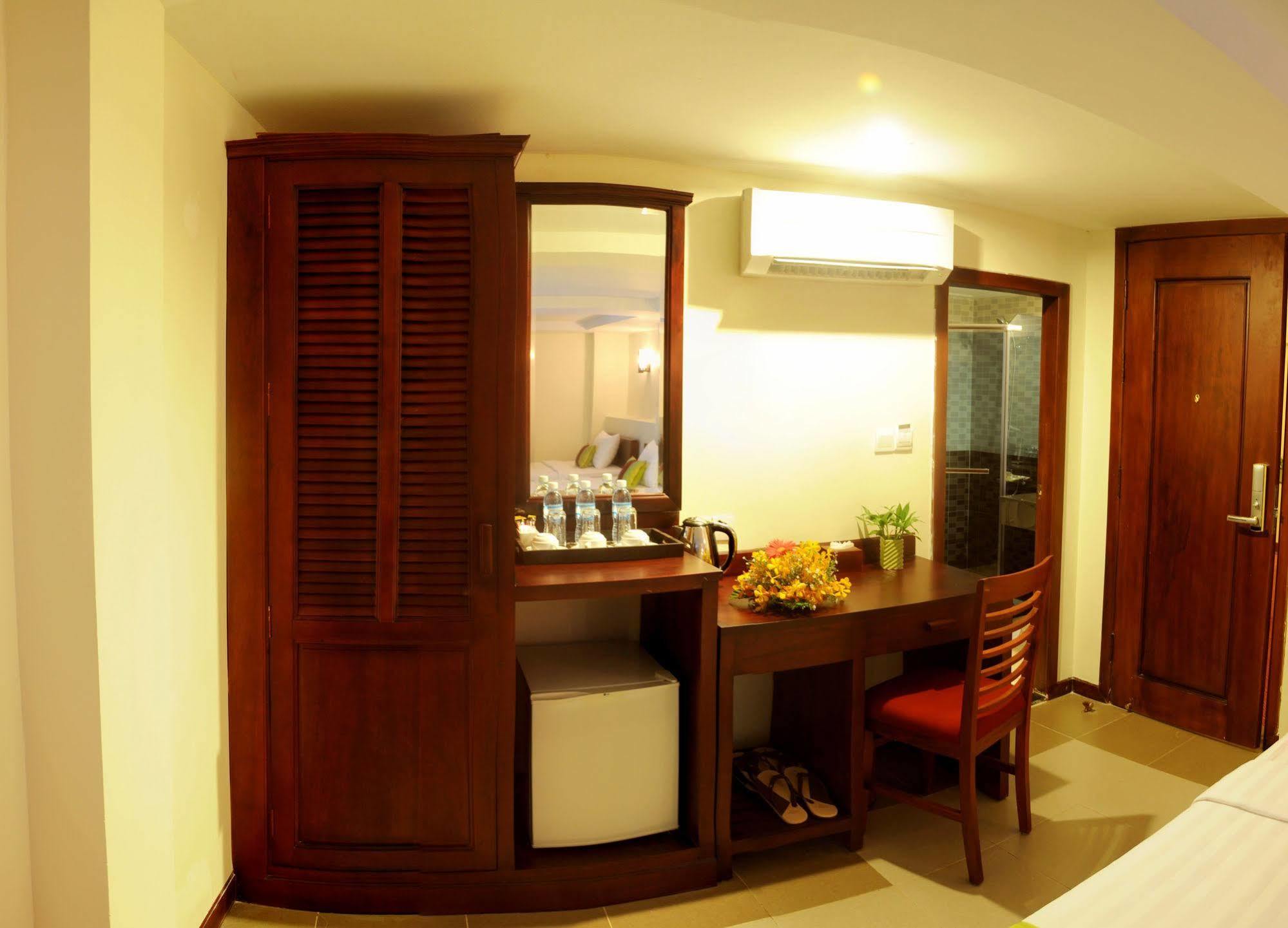 V N E Hotel Phnom Pen Exterior foto