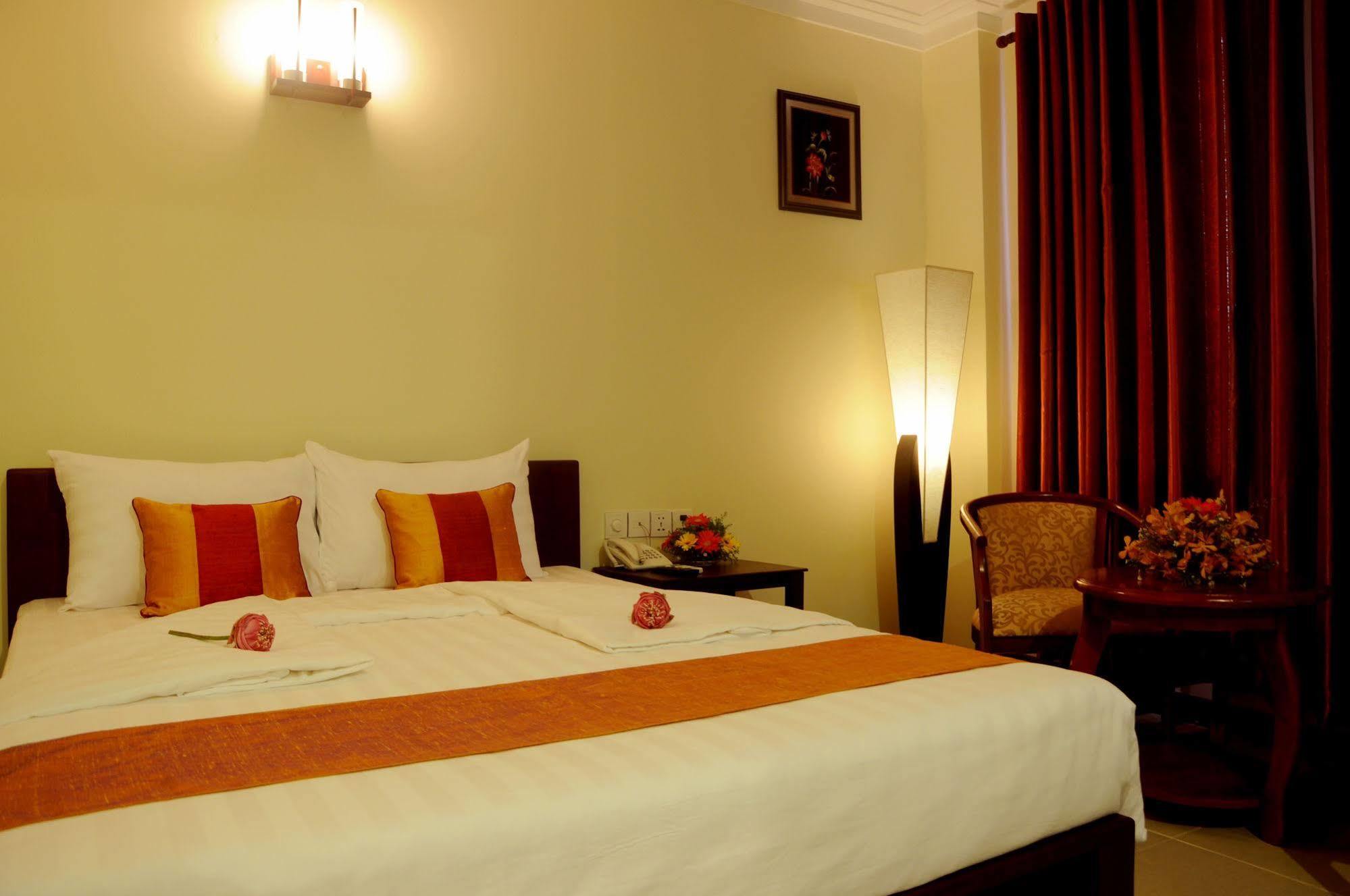 V N E Hotel Phnom Pen Exterior foto
