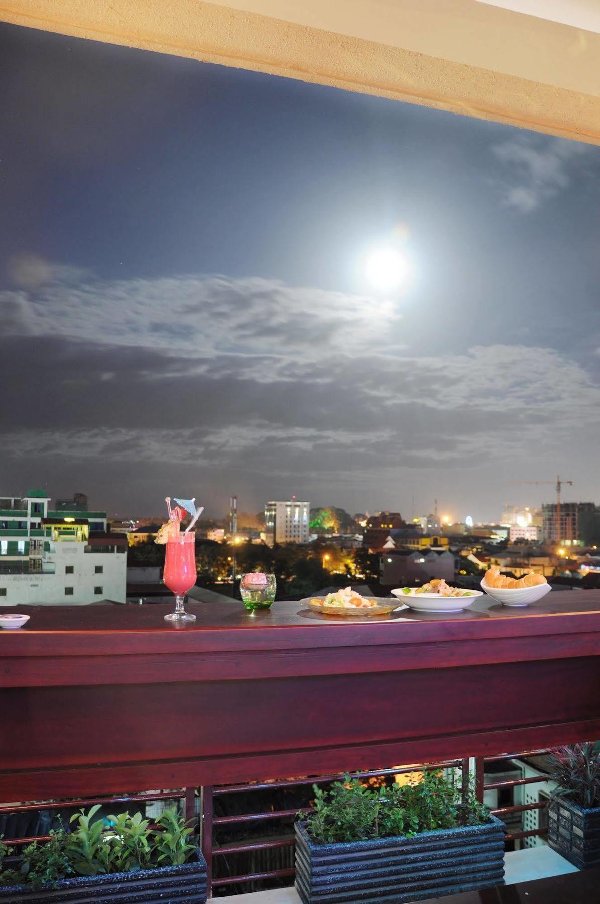 V N E Hotel Phnom Pen Exterior foto